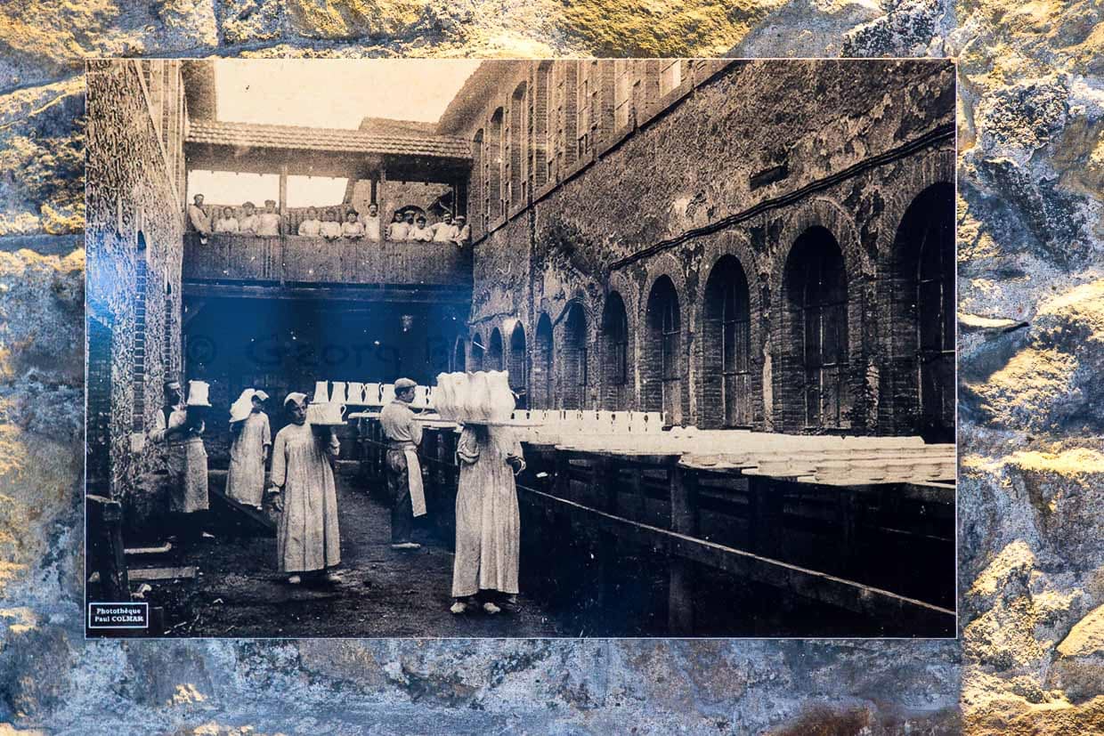 Alte Postkarte aus dem Museum Four des Casseaux in Limoges zeigt ein Foto von Paul Colmar: Arbeiterinnen einer Porzellanfabrik beim Transport von Rohlingen / © Foto: Georg Berg