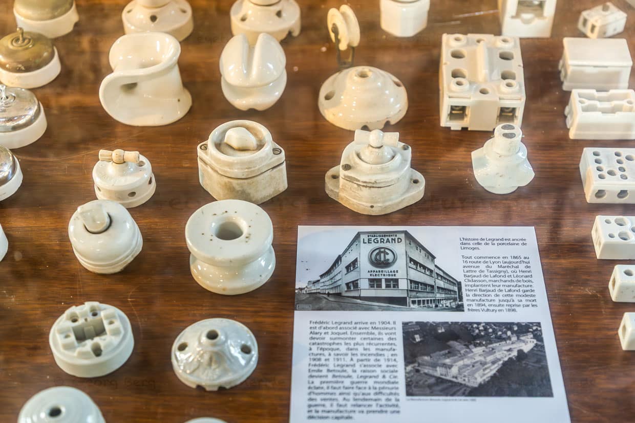Museum Four des Casseaux: Die Firma Legrand, die 1860 in Limoges gegründet wurde, begann ihre Unternehmensgeschichte mit der Herstellung von Porzellan-Teilen, insbesondere Porzellan-Isolatoren für die Elektrotechnik. Diese Isolatoren waren wichtige Komponenten für elektrische Anlagen, wie Stromleitungen und Schaltgeräte. Legrand entwickelte sich später zu einem weltweit führenden Anbieter von Elektroprodukten / © Foto: Georg Berg