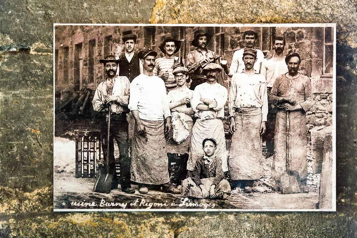 Gruppenbild der Arbeiter am Ofen einer Porzellanfabrik in Limoges. Haltung und Gesichtsausdruck der Arbeiter sind ungewöhnlich locker und von individuellem Ausdruck. Fotograf ist unbekannt / © Foto: Georg Berg