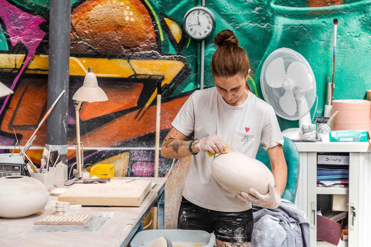 In der Kunstporzellanwerkstatt Ateliers Arquié in Limoges können Besucher den Handwerkern bei der Arbeit zusehen, die verschiedenen Herstellungsschritte von der Formgestaltung über das Gießen bis zur Dekoration von Porzellan erleben / © Foto: Georg Berg