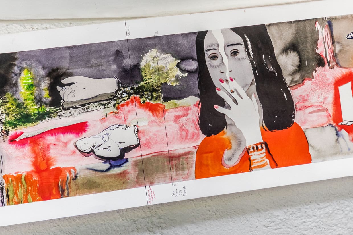 Ausschnitt Hommage à George Sand von Francoise Petrovitch, hier die rauchende George Sand. Der Teppich spiegelt ihre verschiedenen Lebensphasen wider, indem er den natürlichen Fluss des Wassers und die Landschaft als Metaphern für Wandel, Freiheit und Lebensfluss nutzt / © Foto: Georg Berg