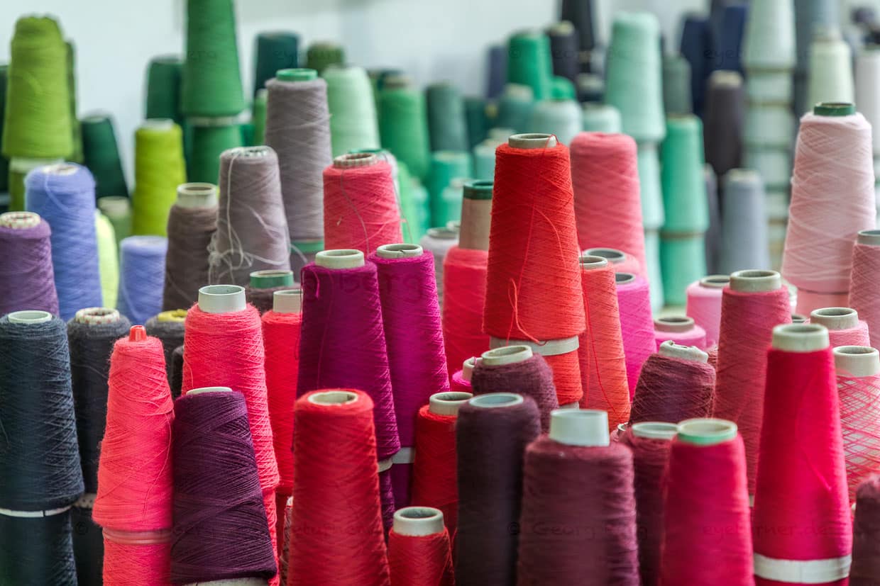 Detailaufnahme mit Garnen aus handgesponnener, auf natürliche Weise gefärbter Schurwolle für den Wandteppich "Hommage à George Sand" von Françoise Petrovitch im Atelier Robert Four. Für Aubusson typisch ist die Möglichkeit, sehr feine Farbnuancen und Abstufungen zu weben – in der Regel werden pro Werk bis zu  220 verschiedene Farbtöne verwendet / © Foto: Georg Berg