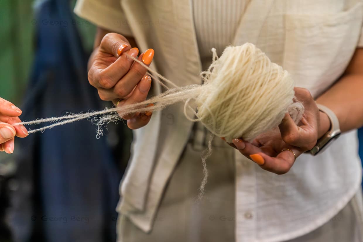 Feine Vorfäden aus Wolle. In Felletin gibt es eine der letzten aktiven Wollspinnereien: die Spinnerei Terrade (Filature Terrade). Sie ist ein Traditionsunternehmen der Region und besteht seit rund 80 Jahren. Als Familienbetrieb verarbeitet die Spinnerei Rohwolle zu Garn und färbt diese auf handwerkliche Weise. Die Technik und Maschinen stammen oft noch aus den Anfangszeiten des Unternehmens und sind nahezu unverändert geblieben / © Foto: Georg Berg