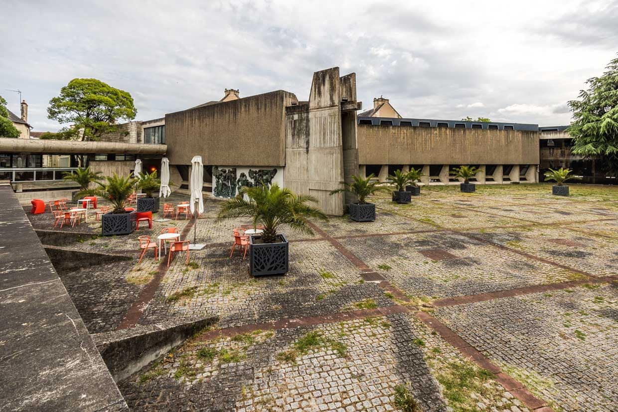 The Musée Saint-Croix received an award in 1974 for its Brutalist architecture, which is characterized by the use of exposed concrete, clear lines and simple geometric shapes / © Photo: Georg Berg