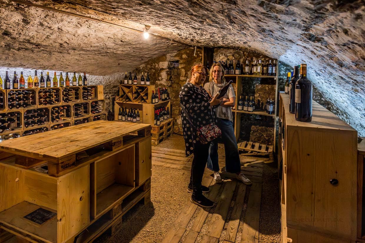 Self-service wine cellar at the Auberge-Restaurant Chez Cul de Paille in Poitiers. Guests go into the cellar room and choose a bottle of wine to accompany their meal. Prices are displayed on the wine crates. The guests take the bottle to the table themselves, where it is opened by the staff / © Photo: Georg Berg