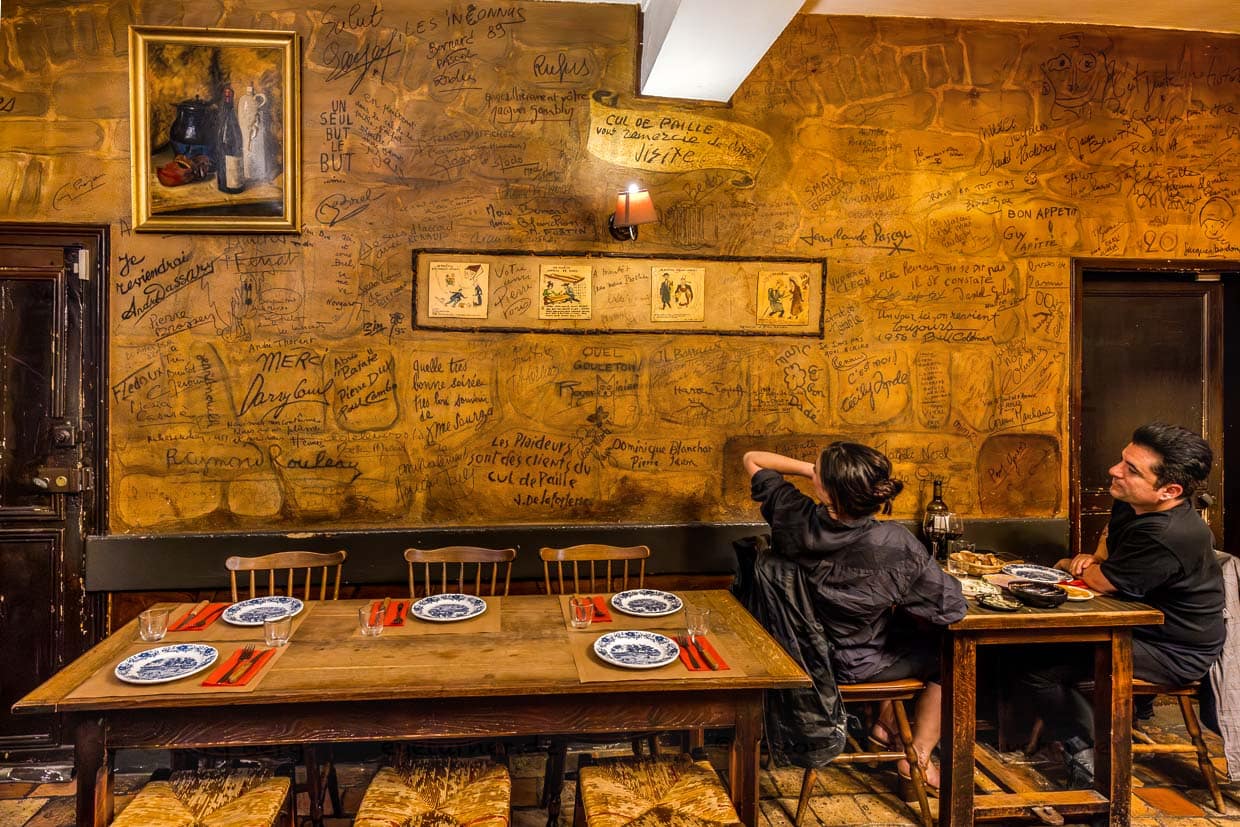The quaint dining room in the Auberge-Retaurant Chez Cul de Paille in Poitiers has existed in this form since 1843. Typical are the walls covered with numerous signatures of famous personalities, including French artists, singers and actors such as Arletty, Georges Brassens, Claude François, Jean Marais, Charles Aznavour, Yves Montand, Jaques Brel, Coluche / © Photo: Georg Berg