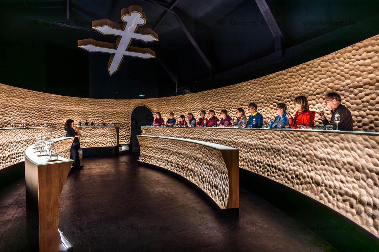 Group tour of Cognac Castle followed by a tasting of Baron Otard brand cognac / © Photo: Georg Berg