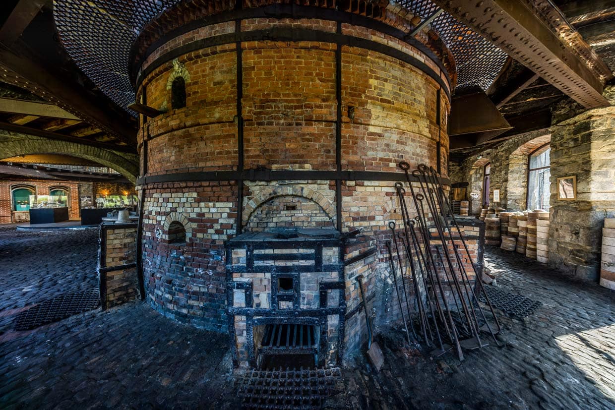 Der Four des Casseaux wurde im Jahr 1902 gebaut und feuerte erstmals 1904 Porzellanstücke. Er diente bis 1957 als zentraler Brennofen für eine der bedeutenden Porzellanfabriken der Region das Porzellanunternehmen Gérard-Dufraisseix-Abbott . Seit 1987 steht der Ofen als historisches und technisches Denkmal unter Schutz / © Foto: Georg Berg