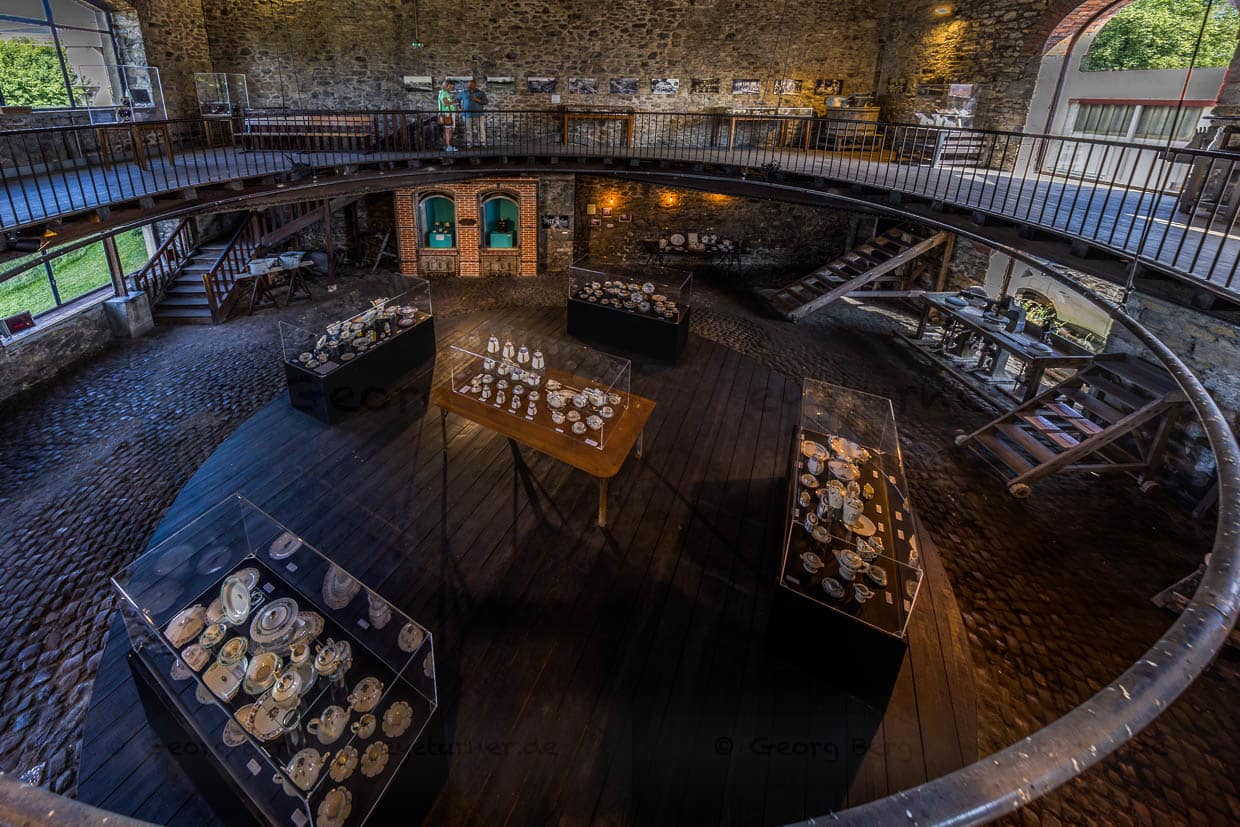 Museum Four des Casseaux in Limoges mit temporärer Ausstellung zu Porzellan im Art Deco-Stil. Das Museum bewahrt und präsentiert den riesigen Brennofen Four des Casseaux, der über ein halbes Jahrhundert eine zentrale Rolle in der Limoger Porzellanproduktion spielte. Der Ofen steht symbolisch für die technische Entwicklung, das Können der Arbeiter und die wirtschaftliche Bedeutung der Porzellanindustrie in Limoges. Gleichzeitig zeigt das Museum die Arbeitsbedingungen und den Alltag der Menschen, die in der Porzellanindustrie tätig waren / © Foto: Georg Berg