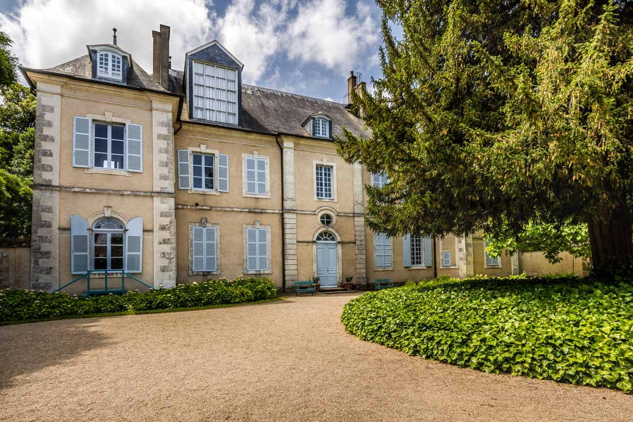 George-Sand-Haus in Nohant. Das Landgut Nohant im Berry ist bis heute untrennbar mit der Schriftstellerin George Sand verbunden. Das Anwesen gehörte ihrer Großmutter Aurore von Sachsen bei der sie aufwuchs. Von der Großmutter erbte sie das Haus, in dem sie als Schriftstellerin einen Großteil ihrer Werke schrieb / © Foto: Georg Berg