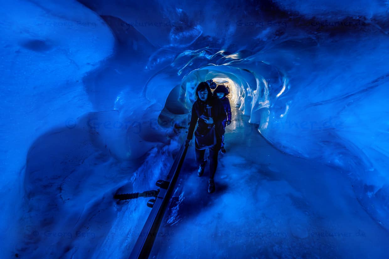 Die Gletschergrotte Titlis besteht aus einem etwa 150 Meter langen, künstlich angelegten Gang, der rund 20 Meter tief unter die Oberfläche des Gletschers führt. Die Wände sind mit Millionen von glitzernden, uralten Eiskristallen bedeckt, deren Alter bis zu 5000 Jahre reicht / © Foto: Georg Berg