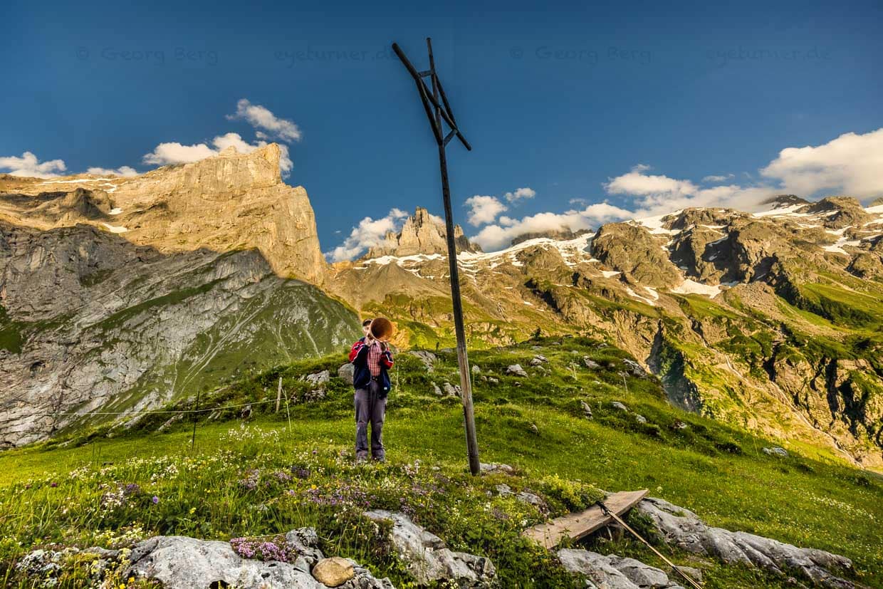 Sepp Zurfluh übernahm 1970 die Hobiel Alp von seinem Vater. 69 Sommer hat er bereits hier verbracht. Abends ruft er den Alpsegen, auch Betruf genannt, in alle vier Himmelsrichtungen für einen umfassenden Schutz vor Gefahren / © Foto: Georg Berg