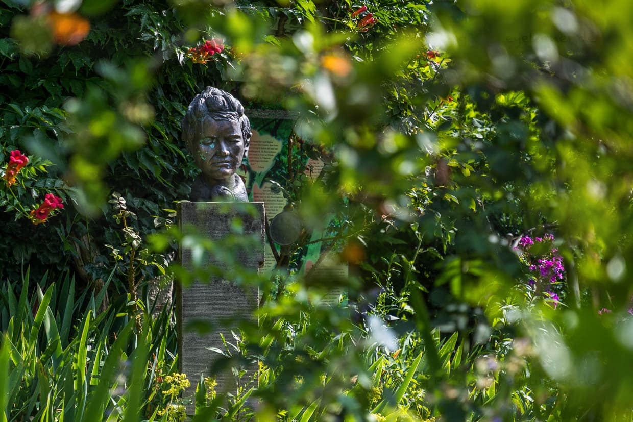 Büste von Mia Hesse im Garten des Mia- und Hermann-Hesse-Hauses. Mia Hesse, geborene Maria Bernoulli (1868–1963), stammte aus einer wohlhabenden Basler Gelehrtenfamilie als Tochter des Notars Friedrich Bernoulli und war eine Pionierin der Fotografie in der Schweiz. 1904 heiratet sie Hermann Hesse. Das Paar zieht von Basel auf die Halbinsel Höri am Bodensee. Mia Hesse gibt ihre Karriere als Fotografin auf / © Foto: Georg Berg