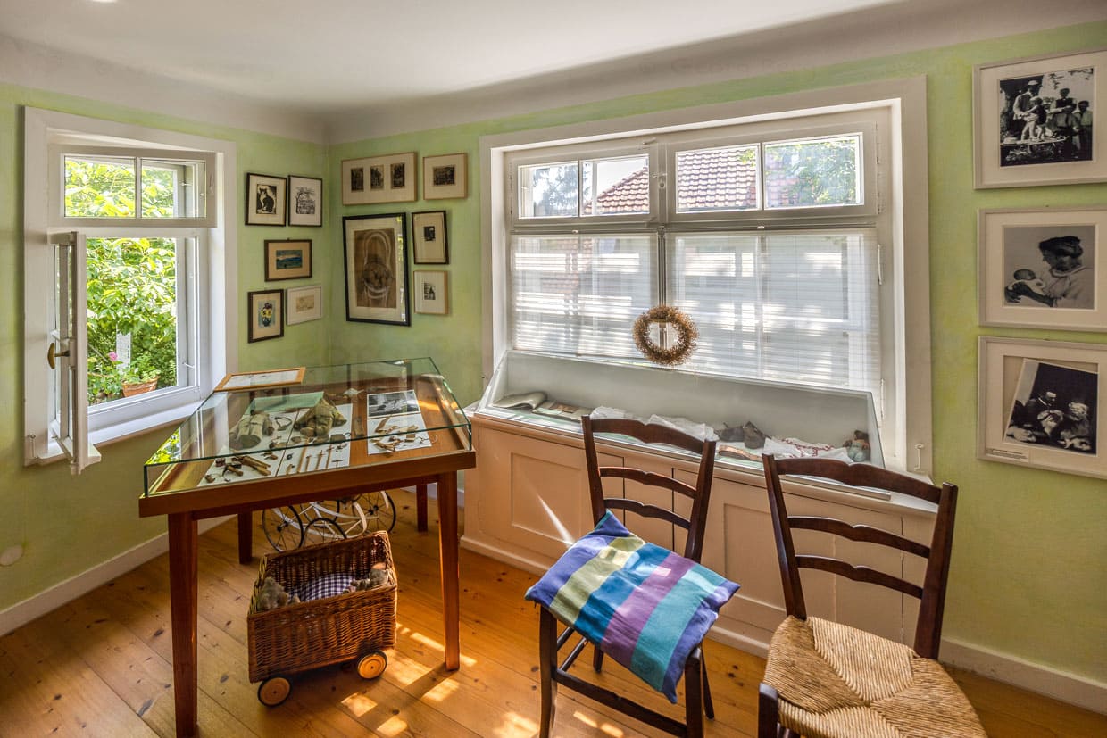 Erdgeschoss im Mia- und-Hermann-Hesse-Haus in Gaienhofen. In der Ausstellung befinden sich persönliche Gegenstände sowie Fotos der Fotografin Mia Hesse / © Foto: Georg Berg