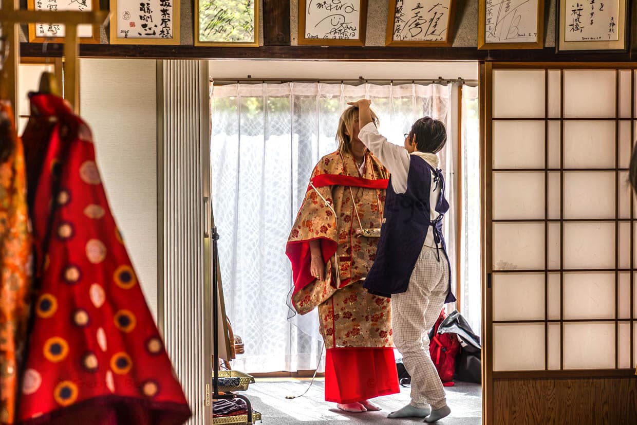 Heian Kimono Rental bei Nachi-Katsuura. Frauen und Männer können sich einkleiden lassen wie in der Heian Periode und im Kimono den historischen Pilgerweg hoch zum Nachi Taisha Schrein laufen / © Foto: Georg Berg
