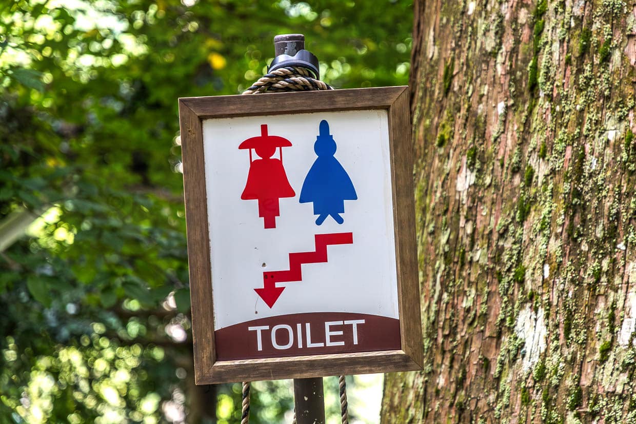 Hinweisschild für die Toiletten am Nachi Wasserfall mit Heian Stil Figuren / © Foto: Georg Berg