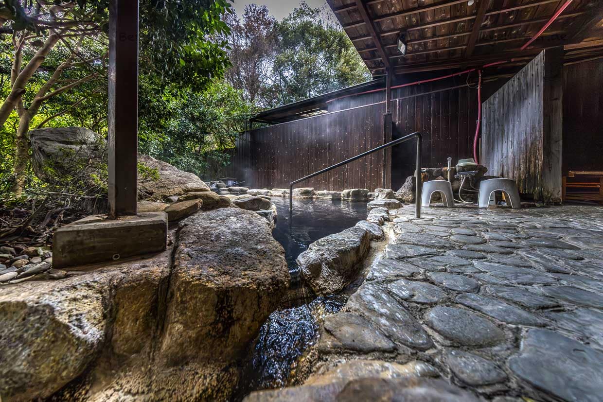 Onsen Bad im Watarase Onsen Hotel Sasayuri im Hongu Tal. Hotelgäste können die Bäder privat buchen / © Foto: Georg Berg