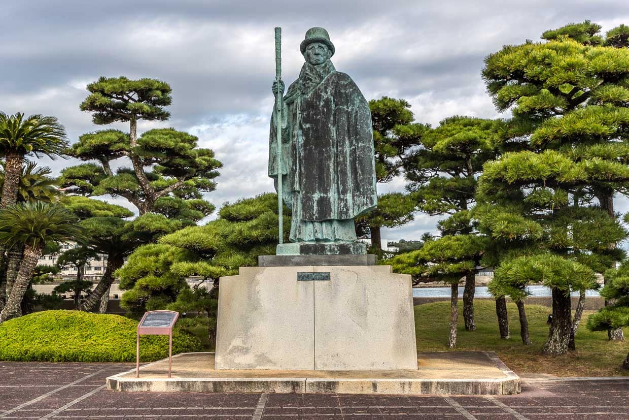 Bronzestatue eines Mannes mit Hut und Stab steht auf einem Sockel in Toba, Japan