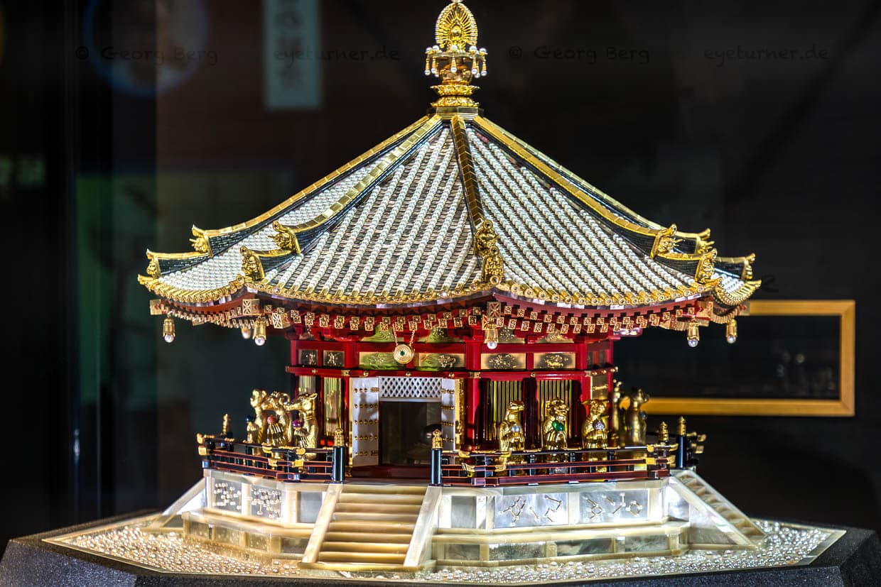Ein detailreiches Modell eines japanischen Pagoden-Gebäudes steht in Toba, Japan