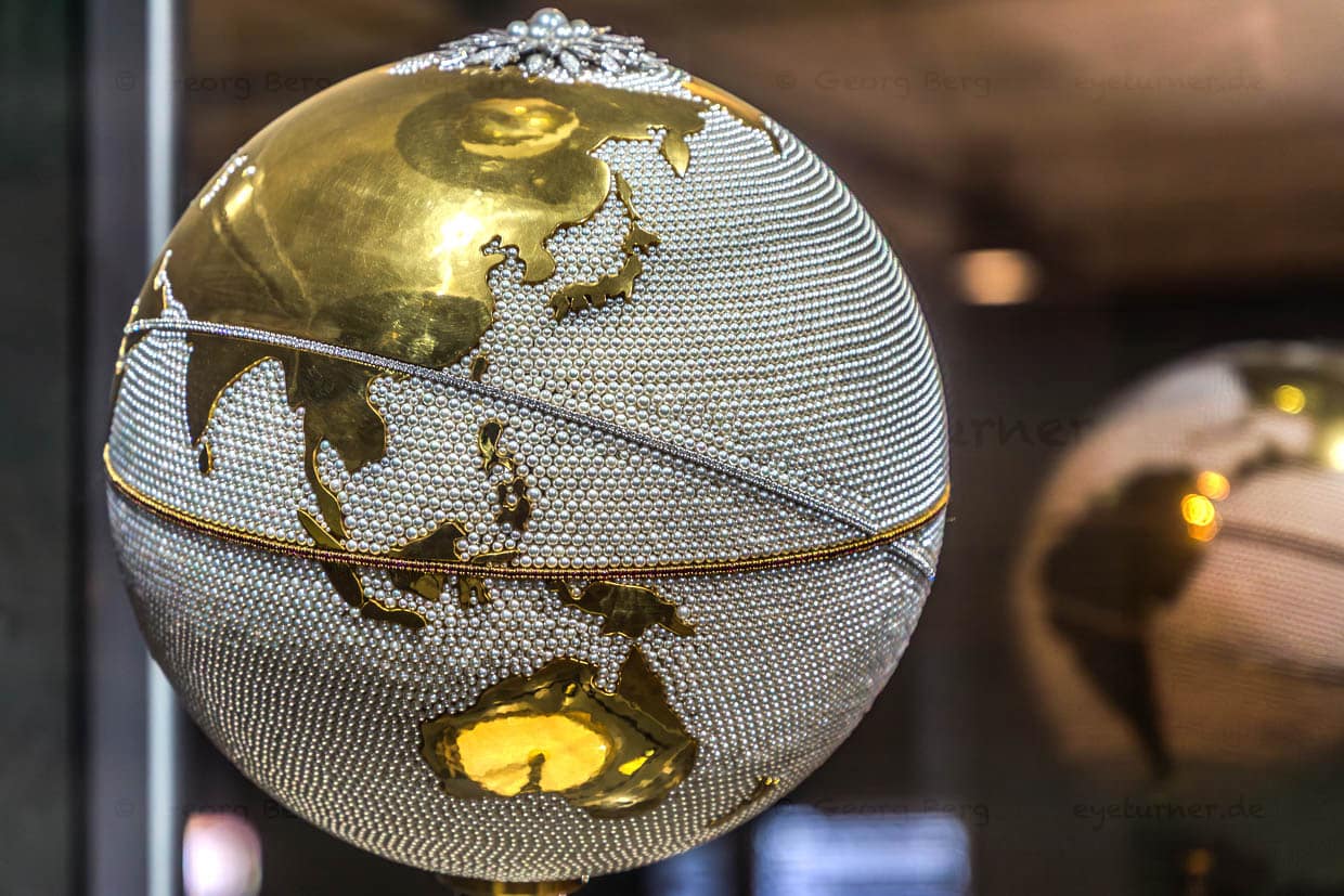 Ein mit Perlen und Edelsteinen besetzter Globus wird in einem Museum in Toba, Japan, ausgestellt