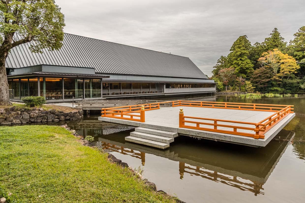 Ein modernes Gebäude steht mit orangefarbener Plattform am Wasser in Iwabuchi 1-chome, Ise, Japan