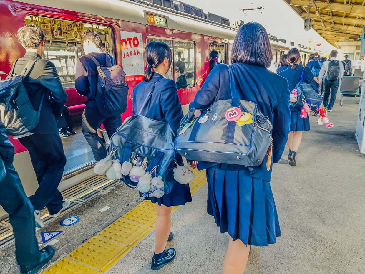 Schülerinnen in der Präfektur Mie mit Bag Charms an ihren Schultaschen / © Foto: Angela Berg