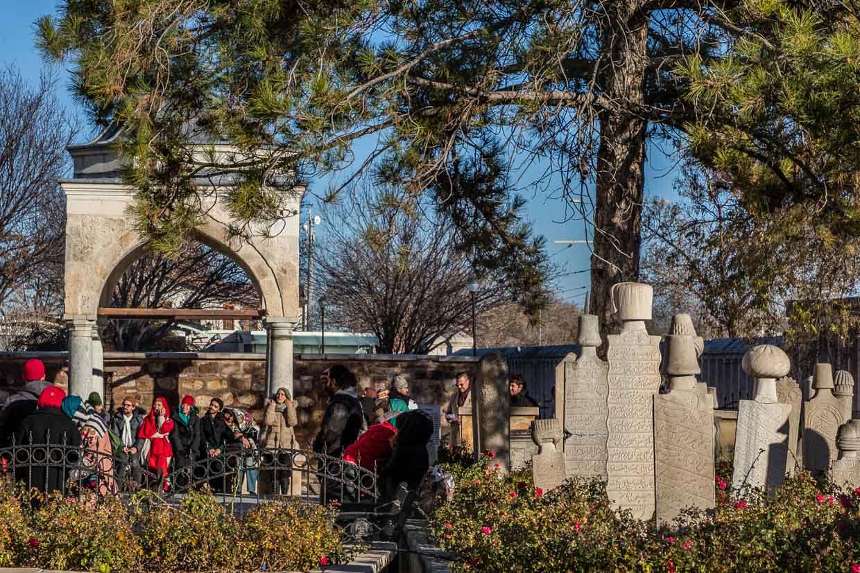 Besucher des Mevlana-Museums in Konya betrachten historische Grabsteine von Derwischen / © Foto: Georg Berg