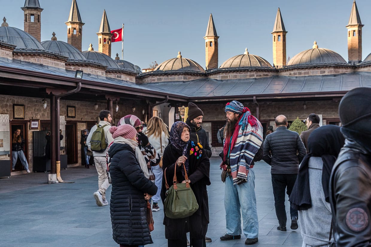 Internationales Publikum vor dem Mausoleum von Dschalāl ad-Dīn ar-Rūmī während der Feierlichkeiten beim jährlich im Dezember stattfindenden Şeb‑i Arus / © Foto: Georg Berg