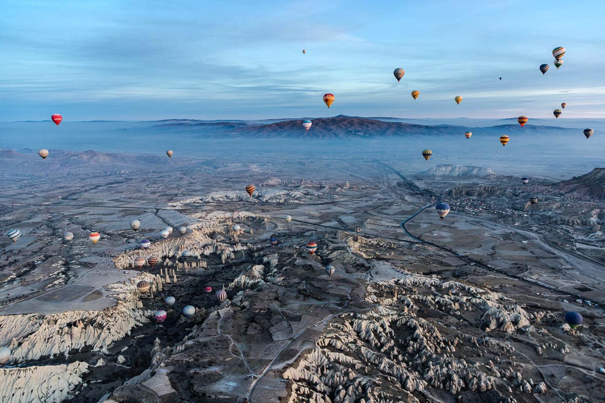 Viele Heißluftballons schweben über der Tuffsteinlandschaft von Göreme / © Foto: Georg Berg