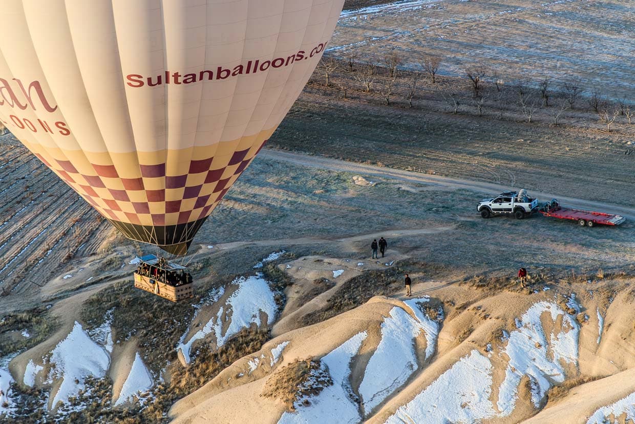 Heißluftballon kurz vor der Landung auf einem Transporttrailer / © Foto: Georg Berg