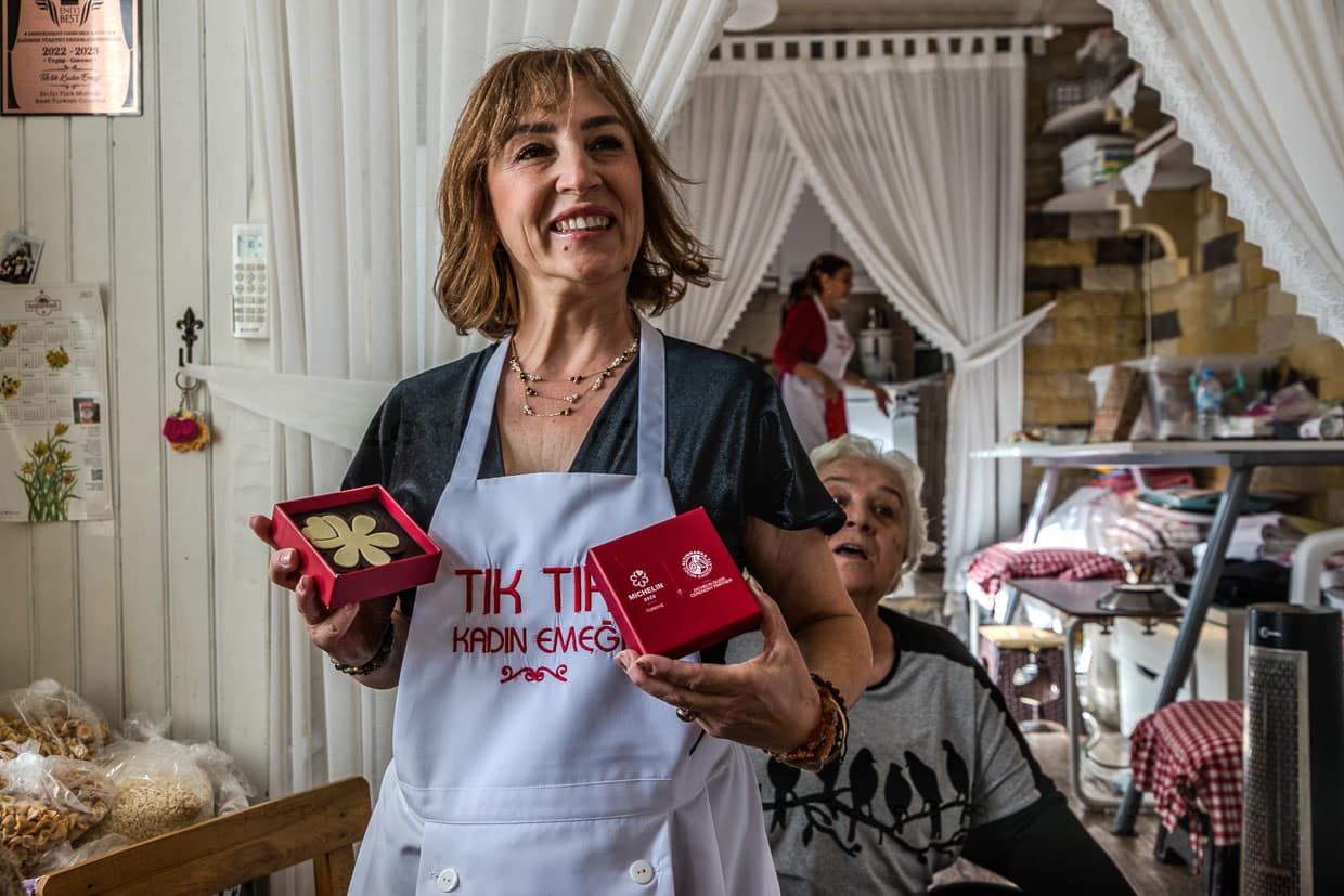 Sevil Halıcı Ayhan zeigt die Michelin Auszeichnung für das Restaurant Tık Tık Kadın Emeği in Ürgüp / © Foto: Georg Berg