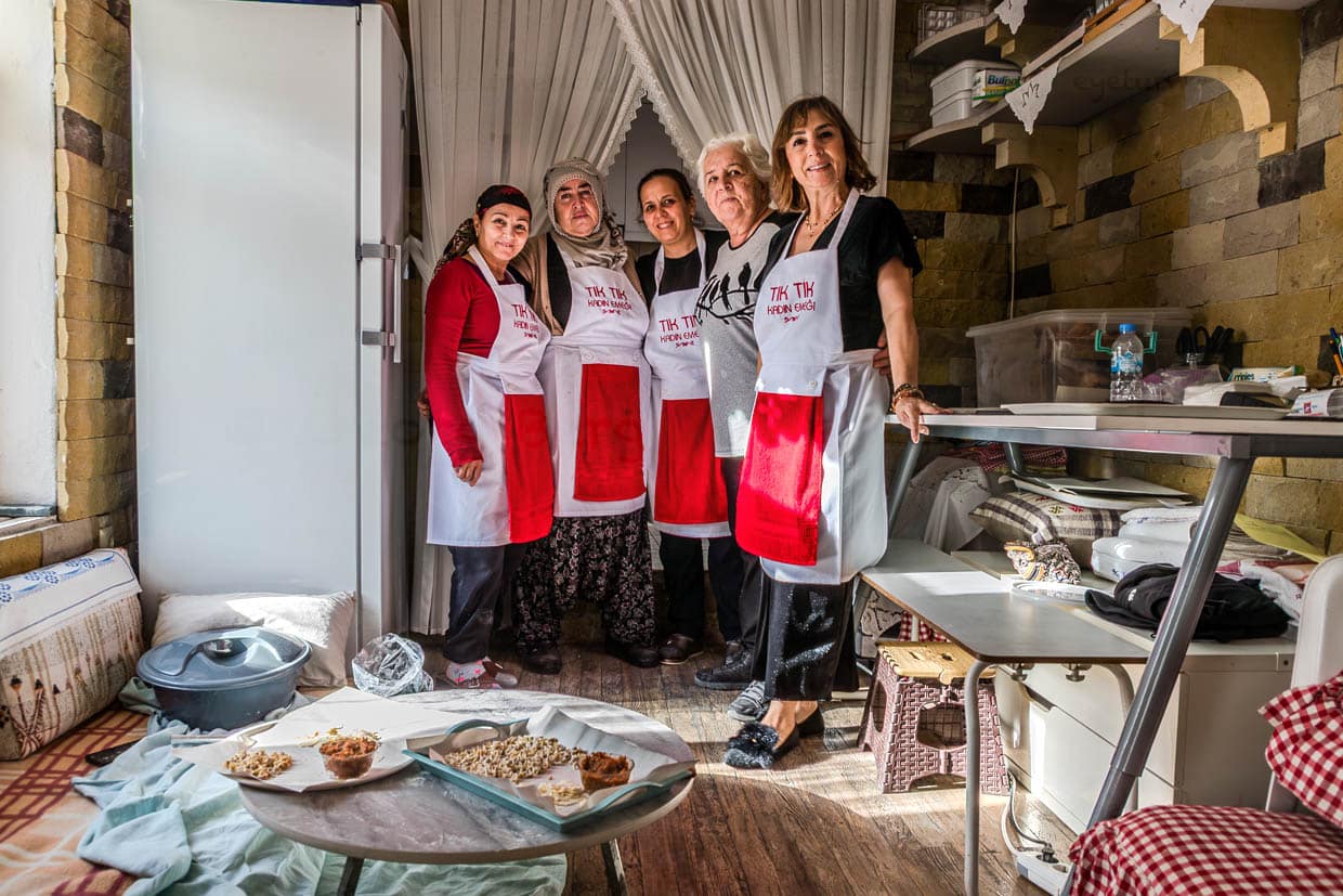 Mitglieder der Frauen-Kooperative Tık Tık Kadın Emeği in der Küche ihres Restaurants / © Foto: Georg Berg
