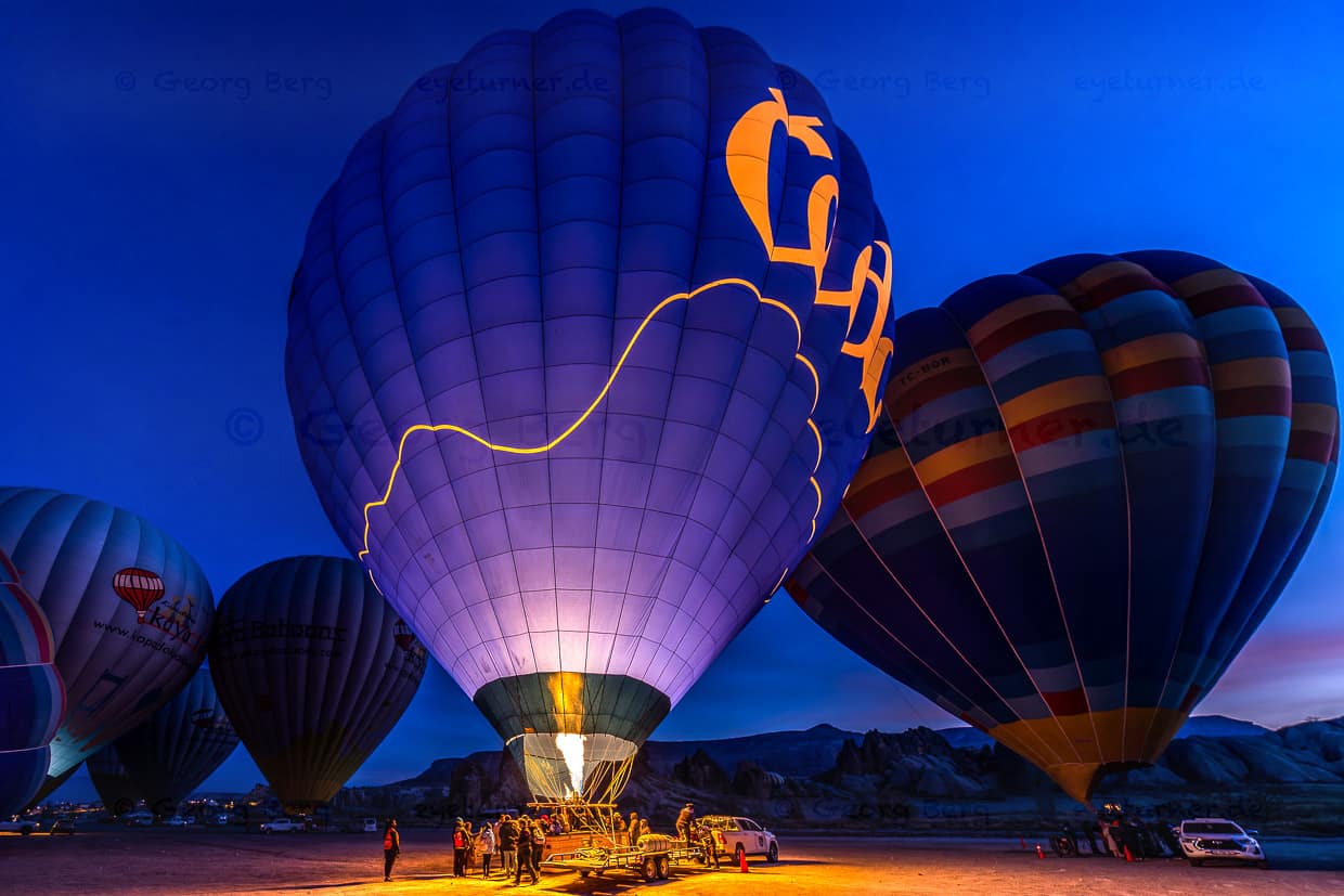 In der Nähe von Göreme werden vor Sonnenaufgang Heißluftballons aufgeblasen. Die Körbe nehmen bis zu 32 Personen auf und sind vor dem Abheben an einem Trailer fixiert / © Foto: Georg Berg