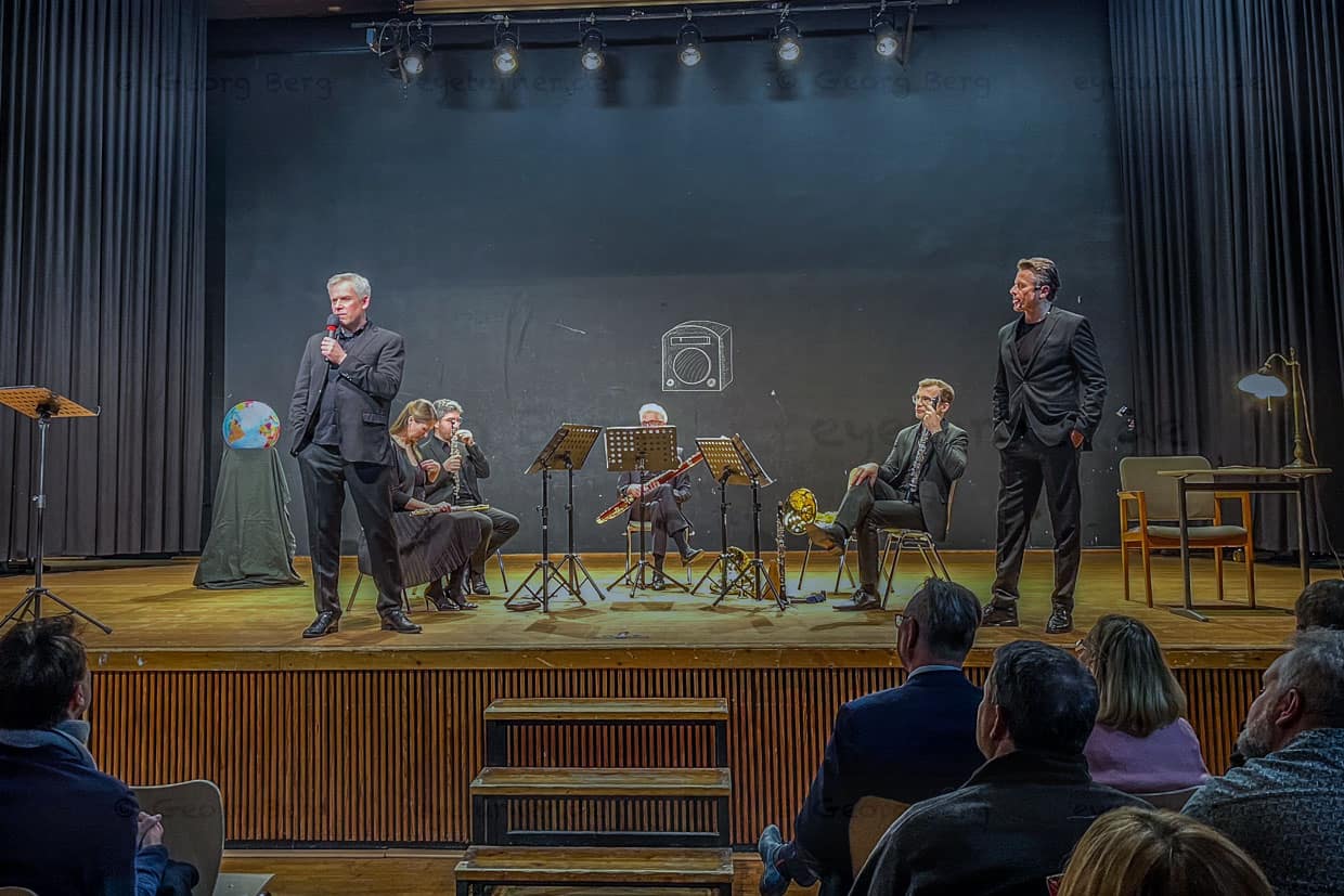 Ensemblemitglied Benjamin Comparot spricht nach dem Konzert über Demokratieförderung / © Foto: Angela Berg
