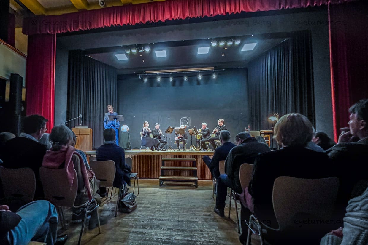 Schauspieler Roman Knižka rezitiert aus dem Programm Deutschland, siehst du das nicht? / © Foto: Angela Berg