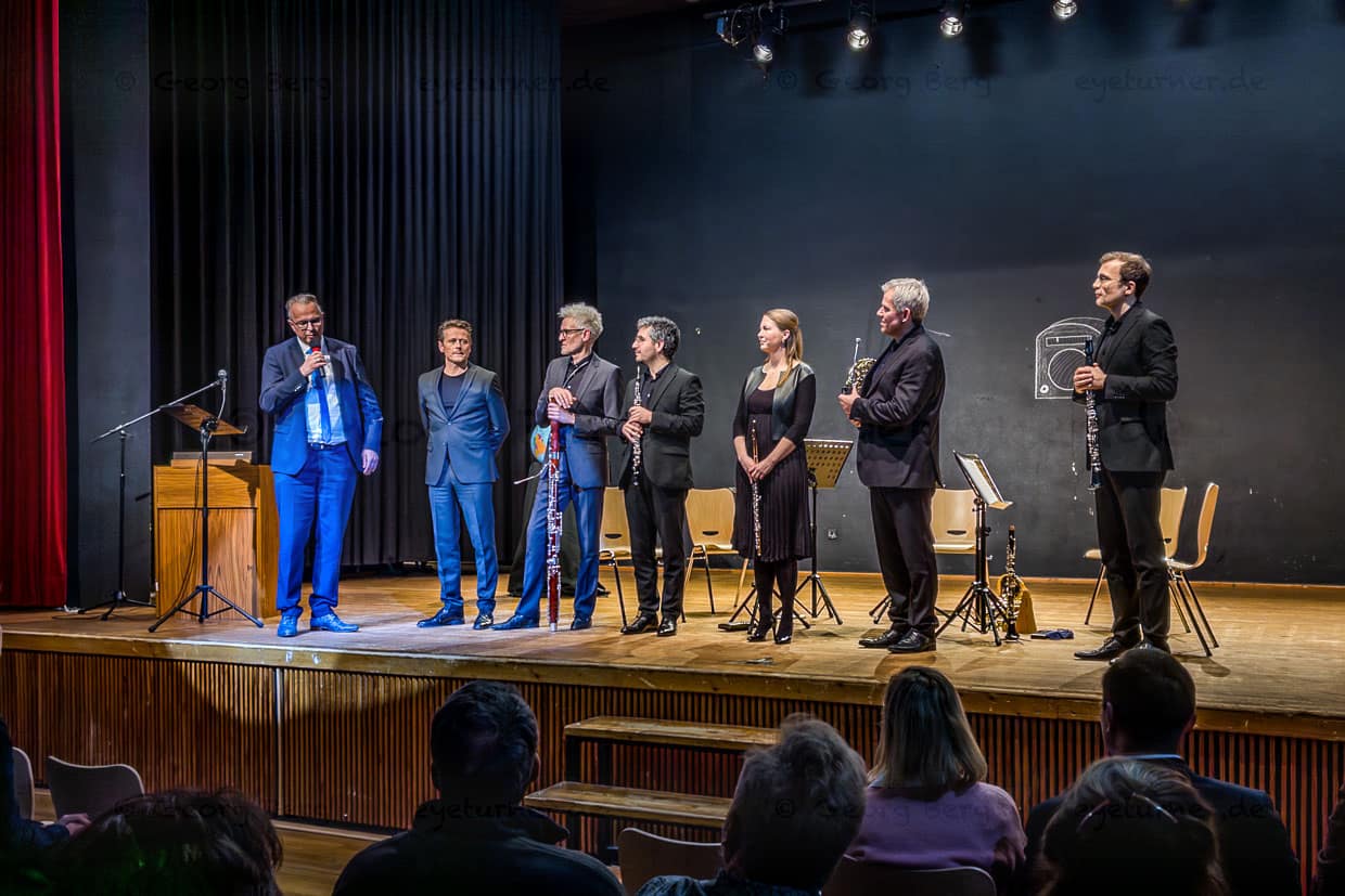 Kreisdirektor Dirk Brügge bedankt sich beim Ensemble Opus 45 / © Foto: Georg Berg