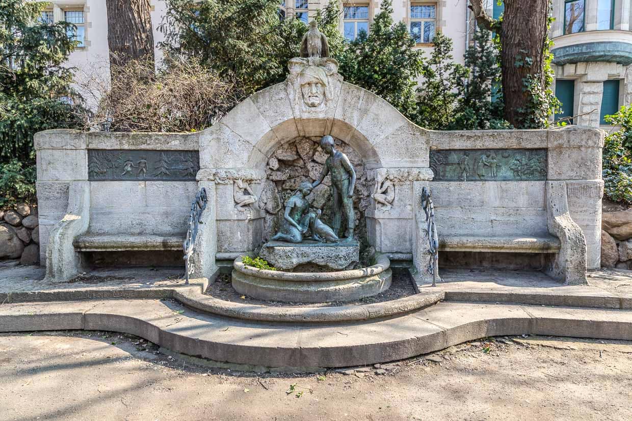 Bronzefiguren eines Brunnens mit Sitzbänken in Leipzig, Germany