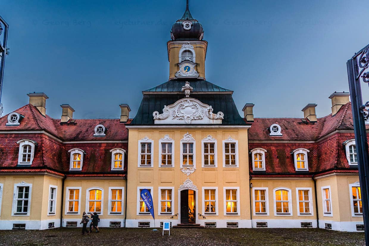 Zwei Personen gehen am Abend am Palais Augusteum, Leipzig, Germany vorbei