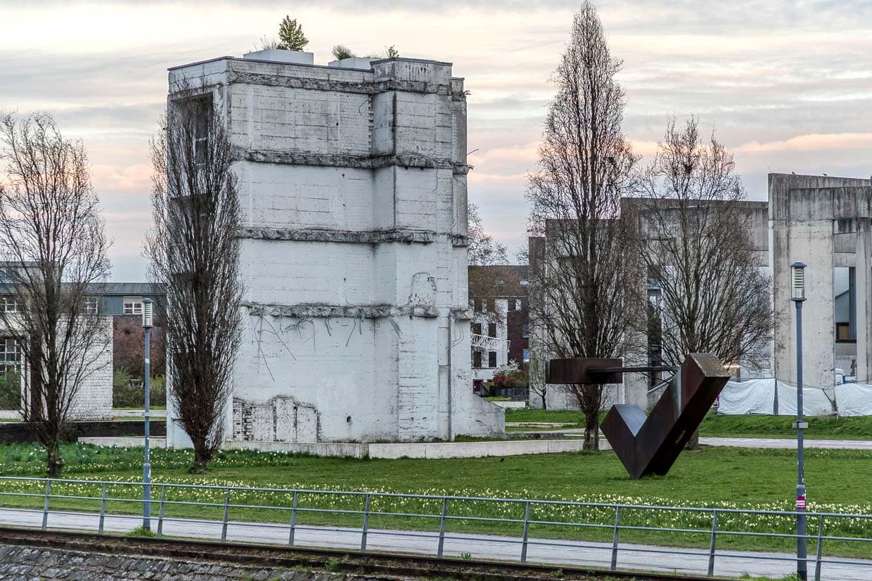 Garten der Erinnerung (Altstadtpark) in Duisburg wurde vom israelischen Künstler Dani Karavan konzipiert (1996–1999). Er lässt Überreste ehemaliger Lagerhallen und Nachkriegsarchitektur stehen, umgewandelt in Aussichtstürme, Bühnen und Landschaftselemente mit Bergkiefern und Gleditschien – ein Symbol für Industriegeschichte und Erinnerung / © Foto: Georg Berg