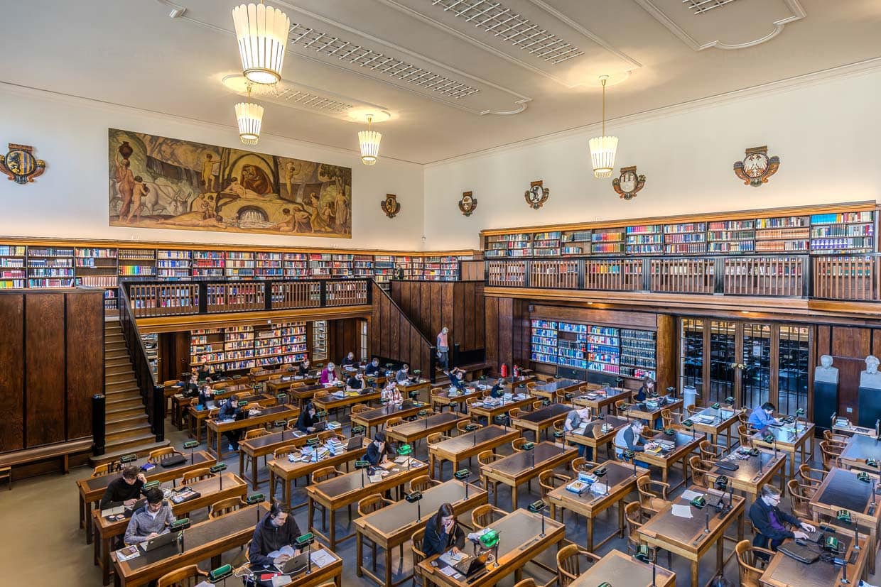 Studenten lernen in einer Bibliothek