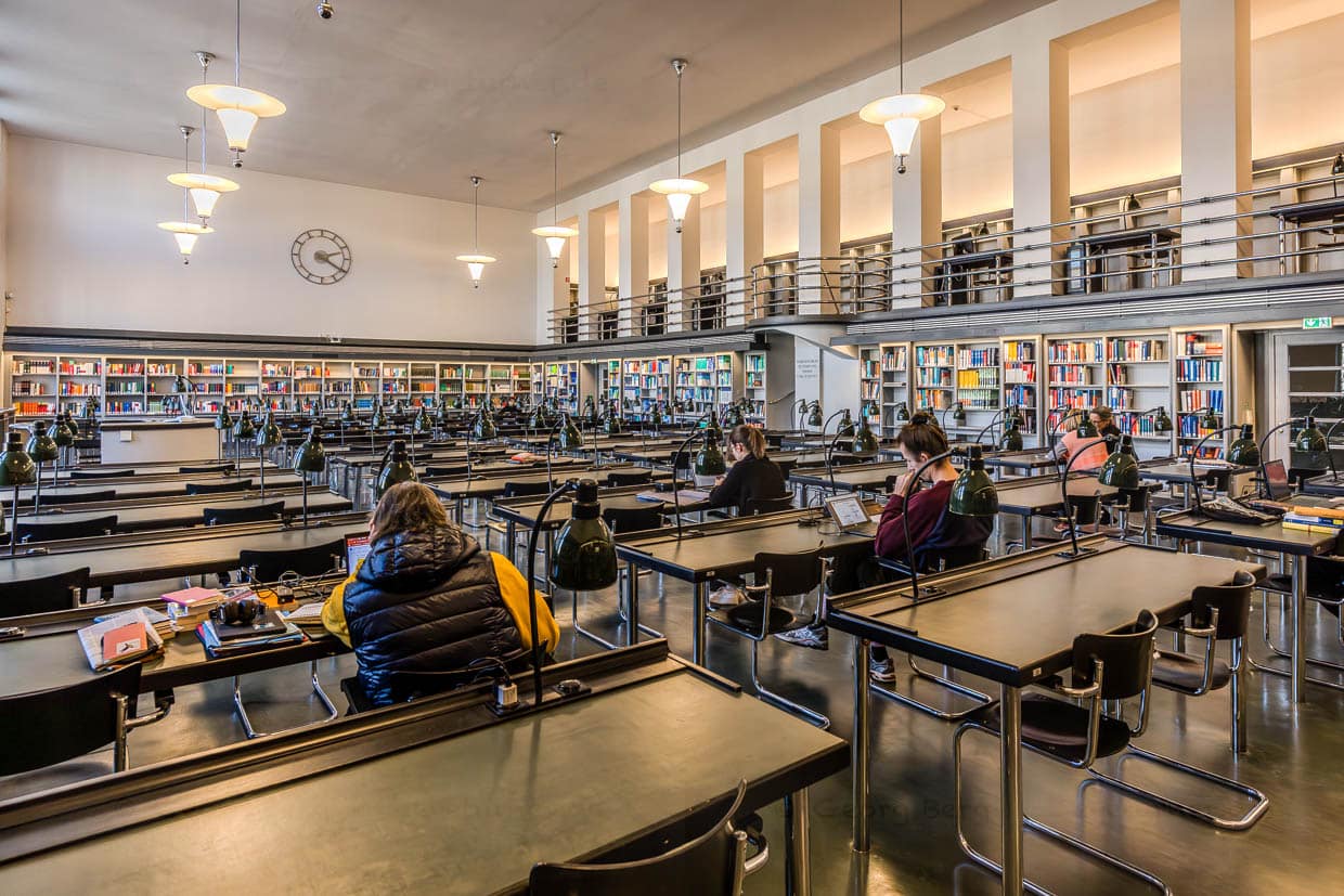 Studenten lernen in einer Bibliothek