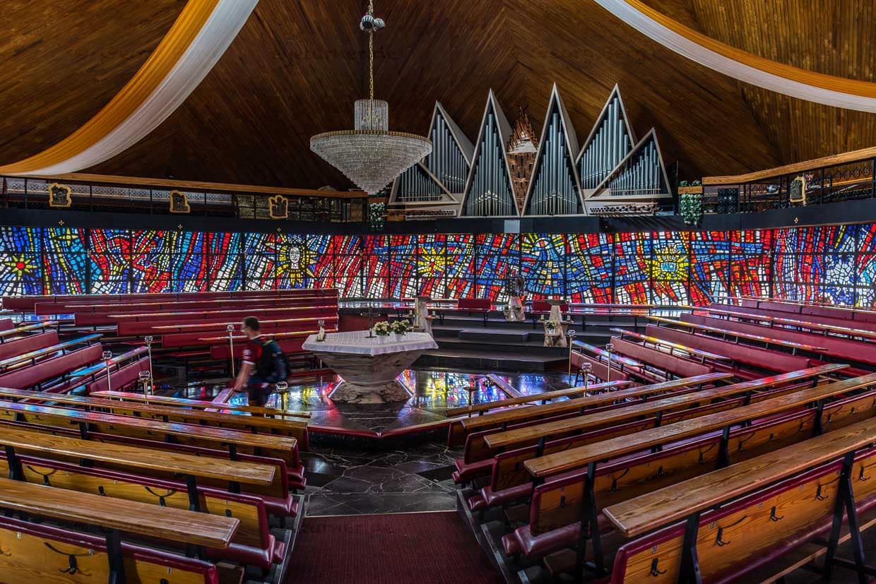 Die moderne Kirche am Glasersteig Steinbach am Wald präsentiert farbenprächtige Buntglasfenster, eine Orgel und kreisförmige Sitzreihen