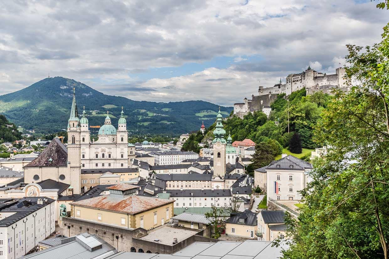 Blick auf die historische Altstadt Salzburgs mit Dom, Festung Hohensalzburg und umliegenden Bergen