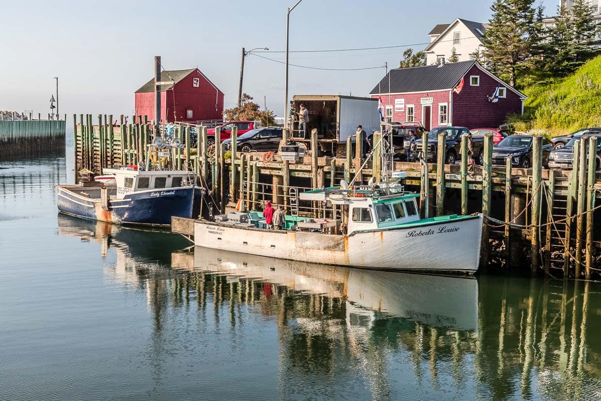 Fischerboote liegen am Kai von West Halls Harbour Road, Halls Harbour, Canada