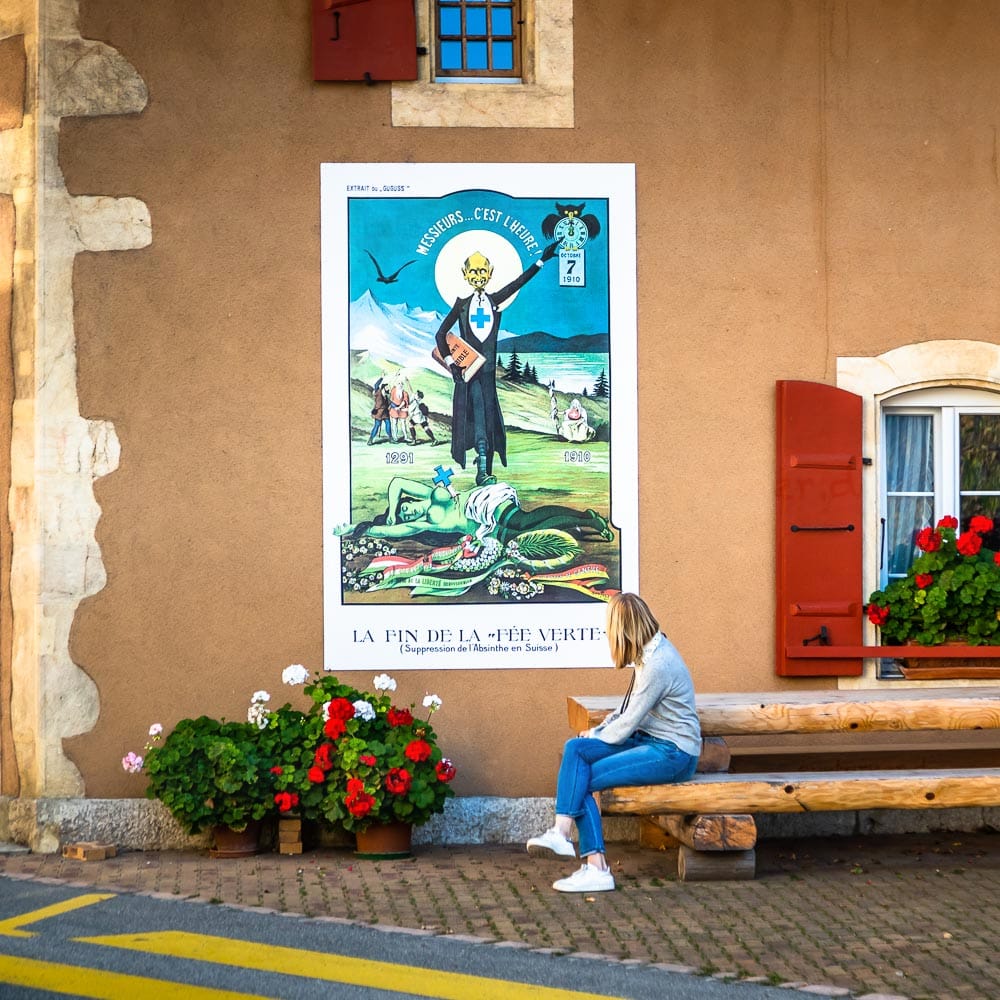 In Motiers im Schweizer Kanton Neuchatel steht das überaus unterhaltsame Absinth-Museum und an einigen Häuserwänden im Ort erinnern historische Plakate an die Zeit der Prohibition. Das Maison de l’Absinthe wurde in der ehemaligen Polizeistation des Ortes eröffnet. Hier hatte noch bis in die 1990er Jahre der letzte Richter für alle Angelegenheiten der Schwarzbrennerei sein Büro und einen Verhörraum / © Foto: Georg Berg