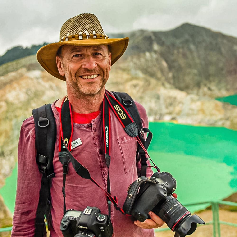 Der Journalist und Fotograf Georg Berg am Vulkan Kelimutu, Indonesien / © Foto: Georg Berg
