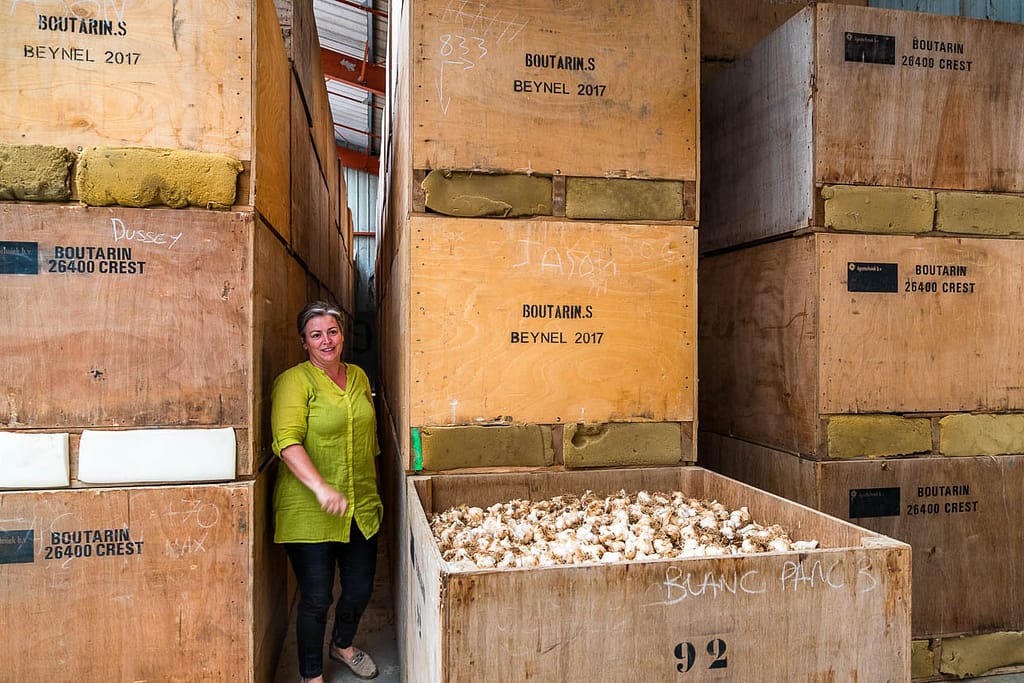 Fanny Boutarin from Maison Boutarin mit frisch geerntetem Knoblauch für die Produktion von Schwarzem Knoblauch , France / © Foto: Georg Berg