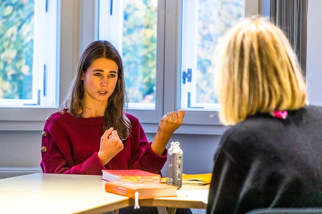 Annabelle Hirsch, Journalistin mit deutsch-französischen Wurzeln erläutert die Entstehung ihres ersten Buches. Die Dinge. Eine Geschichte der Frauen in 100 Objekten / © Foto: Georg Berg