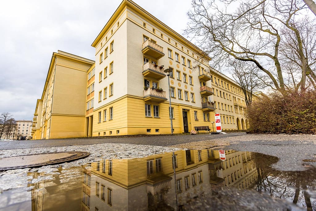 Fassaden von Wohnhäusern in der Pawlow-Allee, Eisenhüttenstadt. Als Idealbild der sozialisitschen Lebensweise ab 1950 erbaut / © Foto: Georg Berg