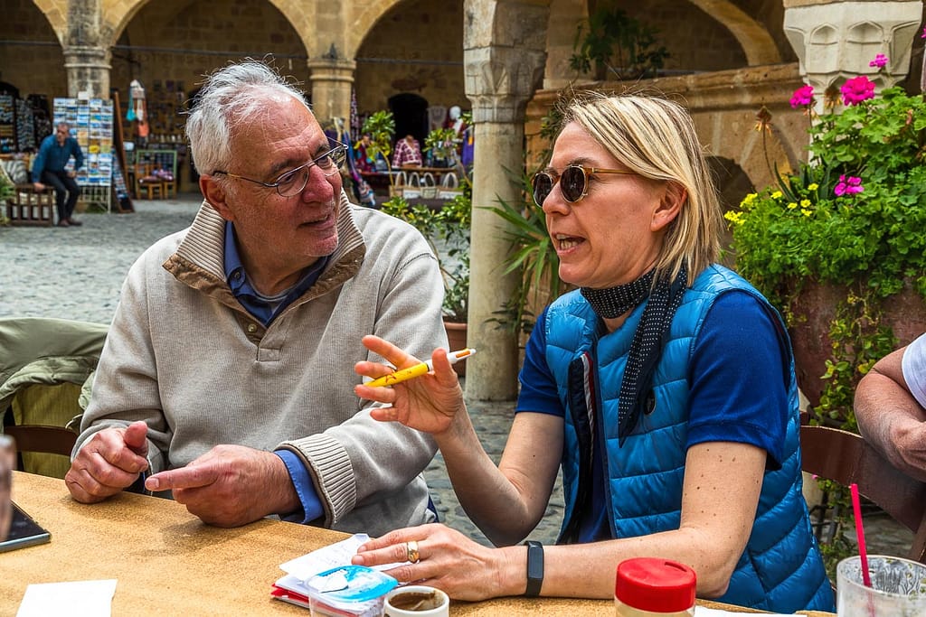 Angela Berg im Gespräch mit dem Zyperngriechen Nikolaos. Sein größter Wunsch ist die Wiedervereinigung Zyperns. Persönliche Begegnungen und Gespräche sind ein Schlüssel für die Annäherung der beiden Volksgruppen / © Foto: Georg Berg